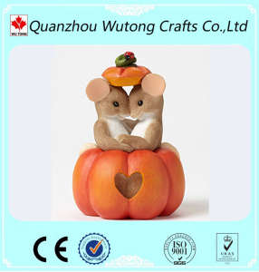 Resin Lovely Squirrel Figurine with Pumpkin Thanksgiving Gifts and Decoration